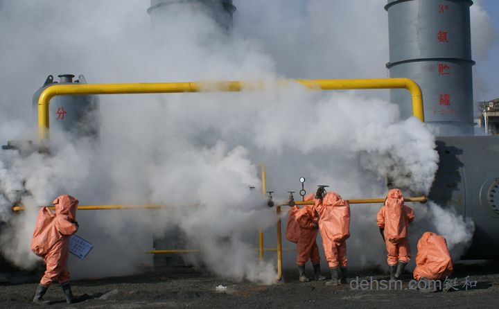 發(fā)生液氨泄漏消防員穿戴特種防護(hù)裝備救援