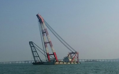 兩艘工程船對事故船進(jìn)行定位