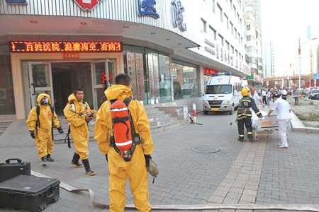 消防戰(zhàn)士穿防化服救援氣體泄漏