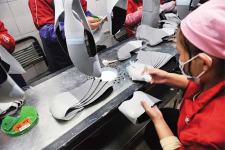 企業(yè)使用防塵口罩應對苯中毒，完不具備防毒面具的防毒性能，不符合防護要求