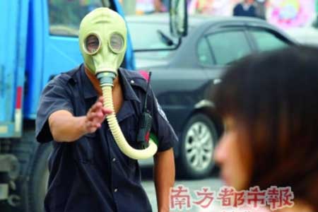 發(fā)生二氯乙烷泄漏，救援人員戴防毒面具對人群進(jìn)行疏散