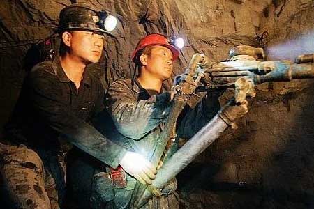 戴著安全防護用品進入煤礦作業(yè)