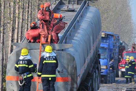 運(yùn)輸甲醇槽罐車發(fā)生泄漏，消防員戴空氣呼吸器進(jìn)行泄漏處理