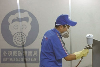 噴油漆過(guò)程中戴防毒面具做好個(gè)人防護(hù)，預(yù)防甲醛、苯中毒
