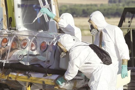 穿醫(yī)用防護戴防毒面具對患者遺體進行埃博拉病毒消毒處理
