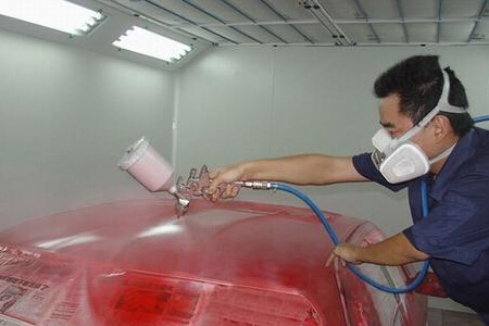 戴防毒口罩對(duì)汽車(chē)蓋噴漆作業(yè)