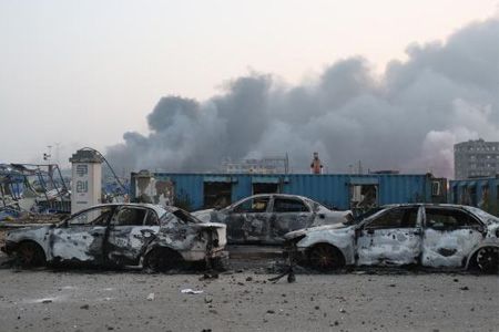 天津?yàn)I海危化品爆炸上千輛汽車被燒毀