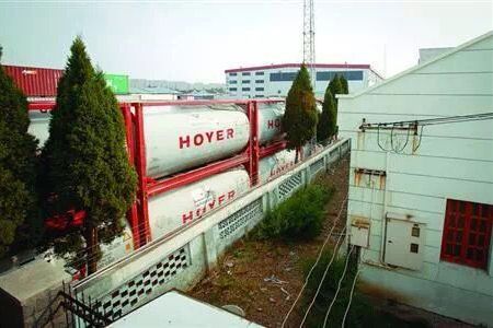 上海?；穫}儲離居民區(qū)一墻之隔